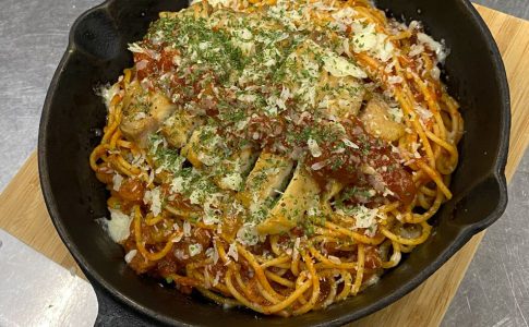 トマトパスタソース鉄板焼きパスタ