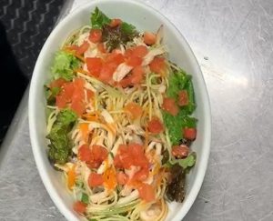 サラダパスタ盛り付け