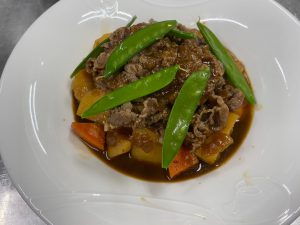 スープで煮込む簡単肉じゃがのレシピ！