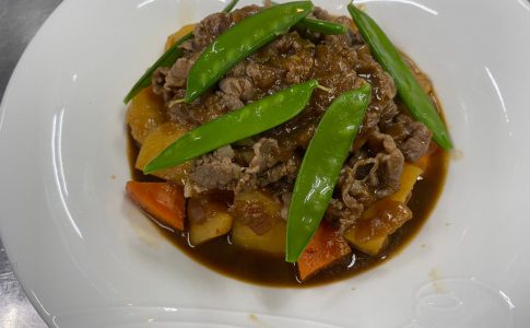 スープで煮込む簡単肉じゃがのレシピ！