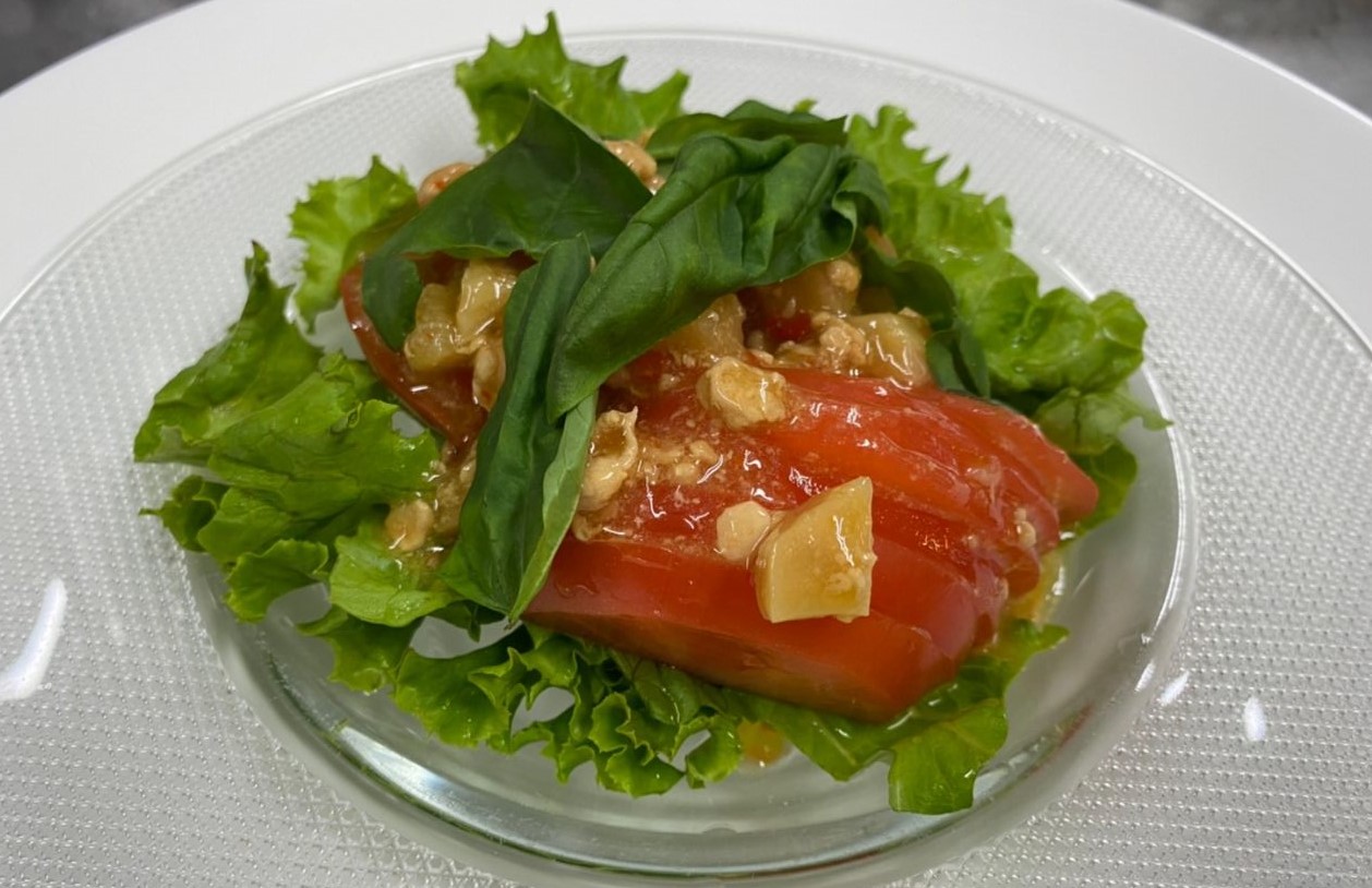 タイ風ガパオのトマトサラダ